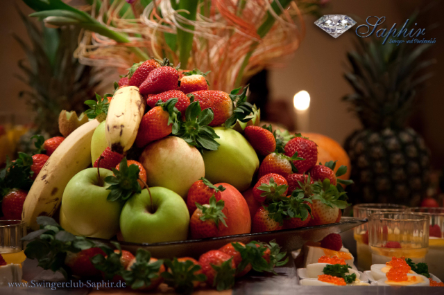 Obstteller mit allerlei ausgefallenen Früchten